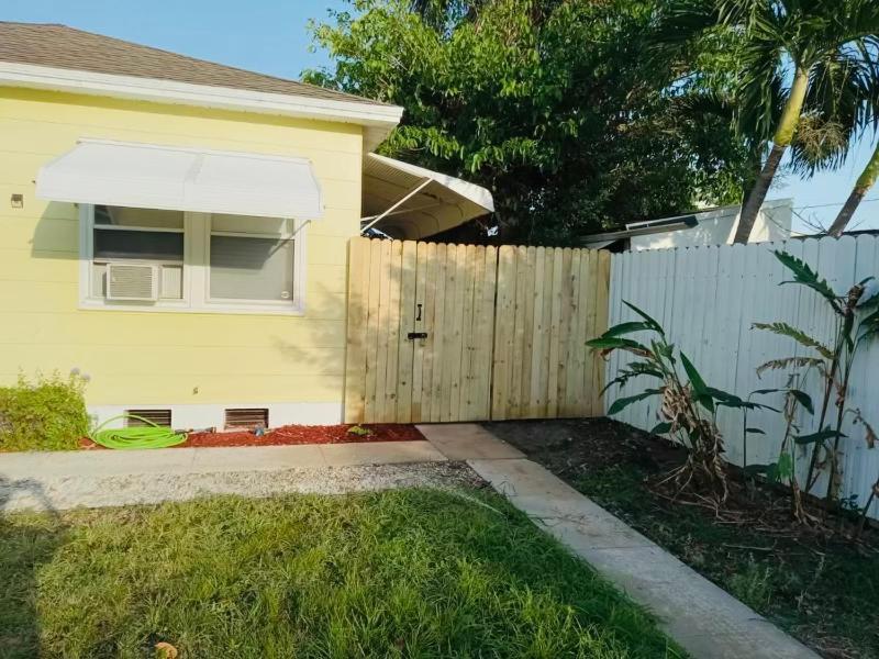5 Min To Beach Large Living Room Fenced Backyard Bbq Firepit Driveway Boat Parking Lake Worth Beach Ngoại thất bức ảnh